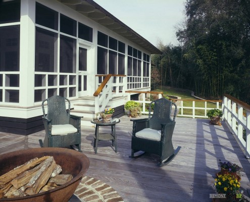 Очаг на террасе около дома