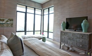 Угловое окно с бамбуковыми обоями