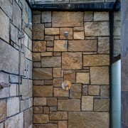 Летний душ, отделанный крупным декоративным камнем