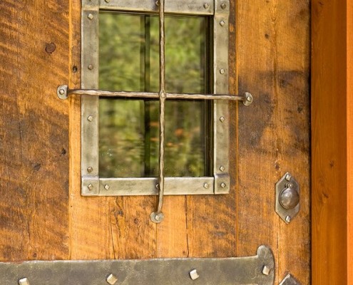 Кованные металлические элементы на двери