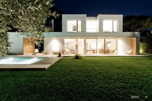 «Чистые» линии современного коттеджа