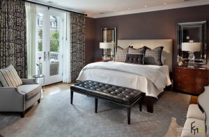 Черная кожаная банкетка в изножье кровати