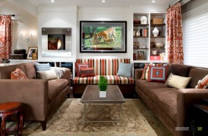 Полосатый диван и пестрые шторы