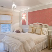 Оттенки красного на обоях спальни