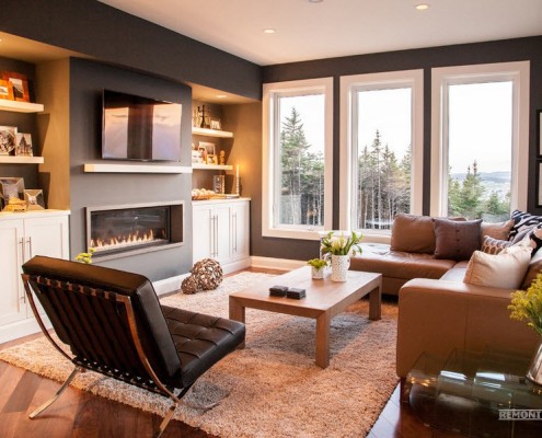 Окно из 3 частей в коричневом зале