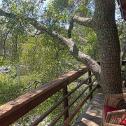 Плетеные кресла на балконе