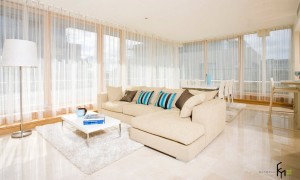 Большой белый диван