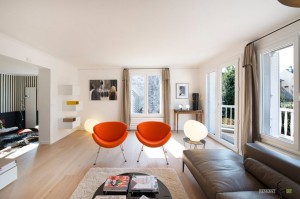 Два оранжевых кресла в зале