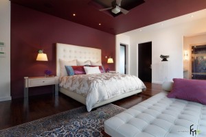 Бордовый потолок и стена в спальне