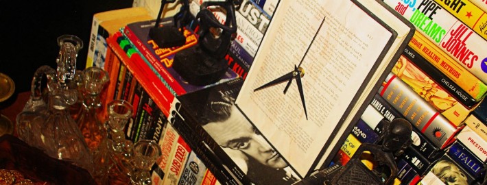 Часы-книга на книжной полке