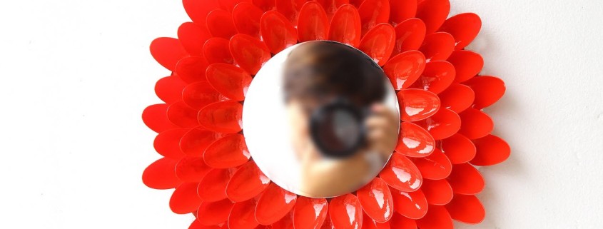 Красное декоративное зеркало