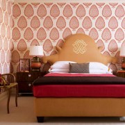 Обои с крупным узором в спальне