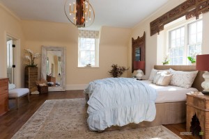 Большая спальня с зеркалом