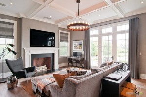 Телевизор над камином в гостиной