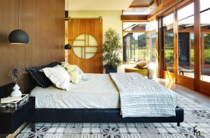 Черно-белая кровать в японской спальне