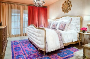Красные шторы в марокканской спальне