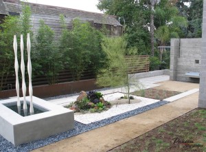 Альпийская горка на площадке из гальки