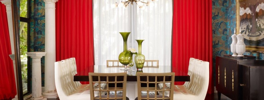 Серо-голубой потолок и красные шторы