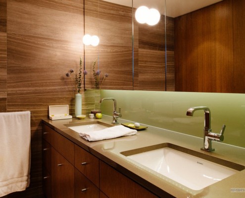 Зеленый фартук над двойным умывальником