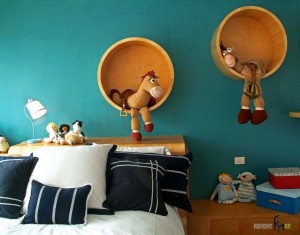 Черно-белая кровать в спальне