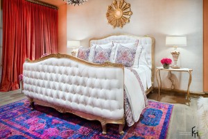 Белая кровать в марокканской спальне