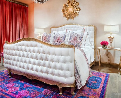 Белая кровать в марокканской спальне