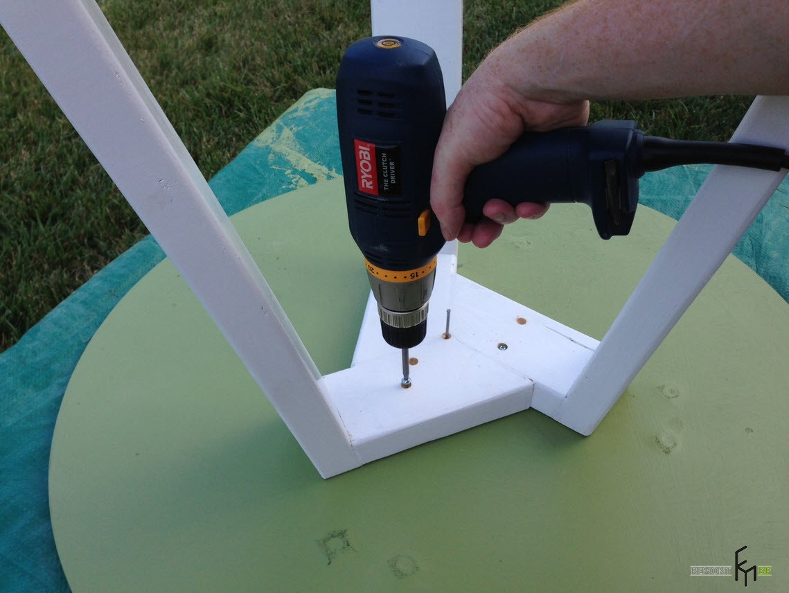 Пятый шаг шестого этапа изготовления стола