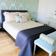 Интерьер спальни с голубыми обоями