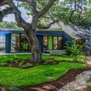 Сухой ручей перед домом