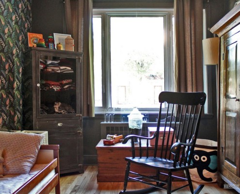 Кресло-качалка из темного дерева в детской