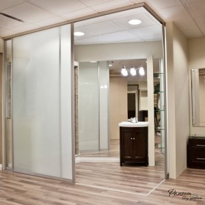 Раздвижные перегородки из белого стекла