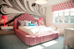 Розовая кровать и два белых кресла-подушки