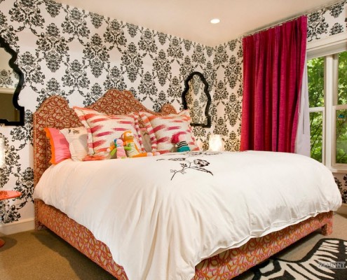 Контрастный орнамент обоев в спальне