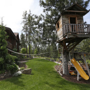 Домик на дереве с горкой