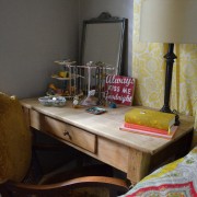 Деревянный рабочий стол в спальне