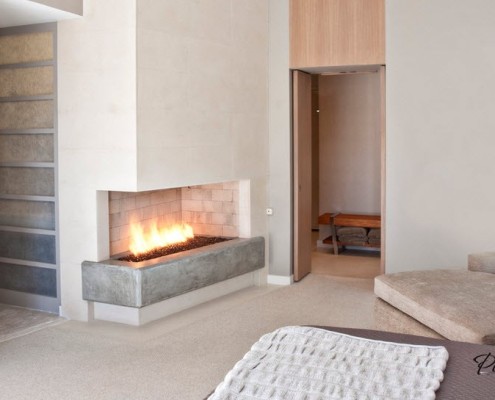 Угловой камин с серой подставкой Угловой камин с серой подставкой