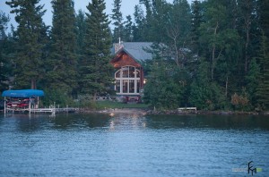 Фасад дома у озера