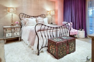 Расписной сундук в спальне