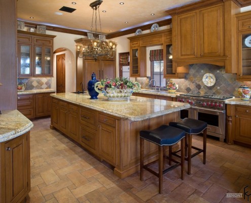Кафель кирпичного цвета на полу кухни