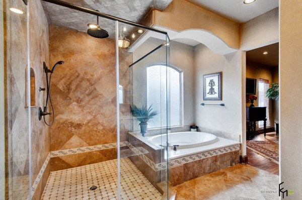 Окно украшено аркой