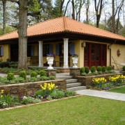 Красивый ландшафтный дизайн с культурными тропинками