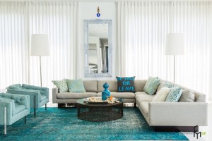 Бирюзовый ковер на полу в зале 18 м