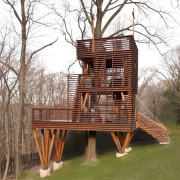 Необычнае стены в доме на дереве