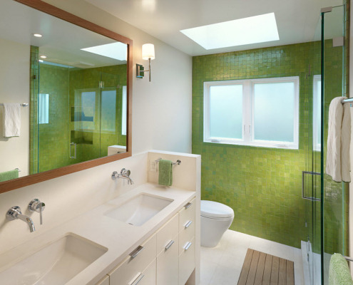 Зеленая кафельная стена в ванной