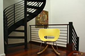 Желтое кресло-качалка в коридоре