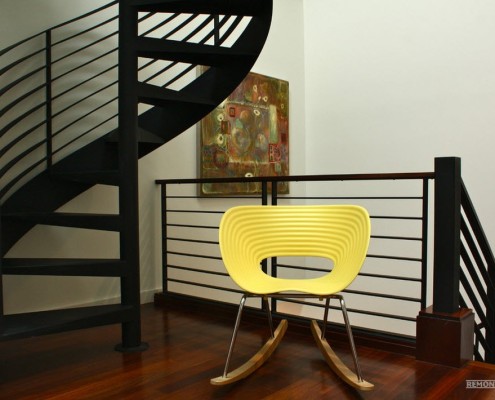Жовте крісло-гойдалка в коридорі