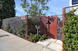 Металлический забор с сеткой