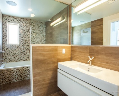 Белая раковина в углу под дерево