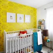 Яркая стена с узором в детской Яркая стена с узором в детской