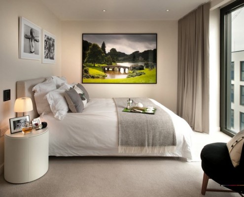 Красочная картина в спальной комнате